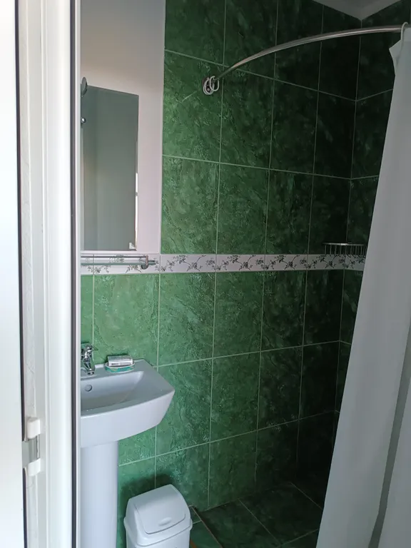 сдается коттедж 2  этажа.130 кв. м, с тремя отдельными комнатами