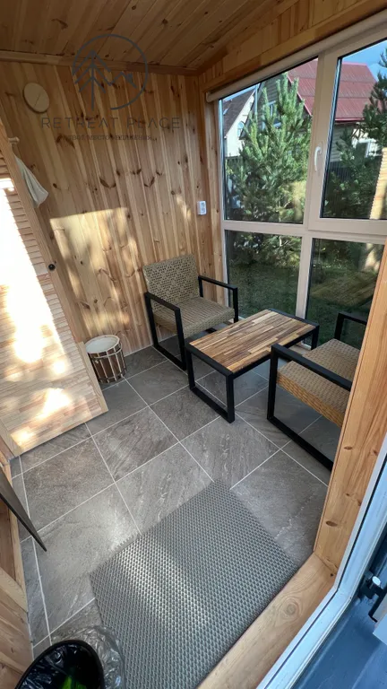 Панорамный дом с баней на дровах и чаном в окружении ёлок