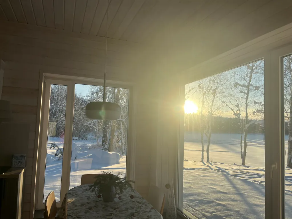 Домик в Карелии на берегу озера