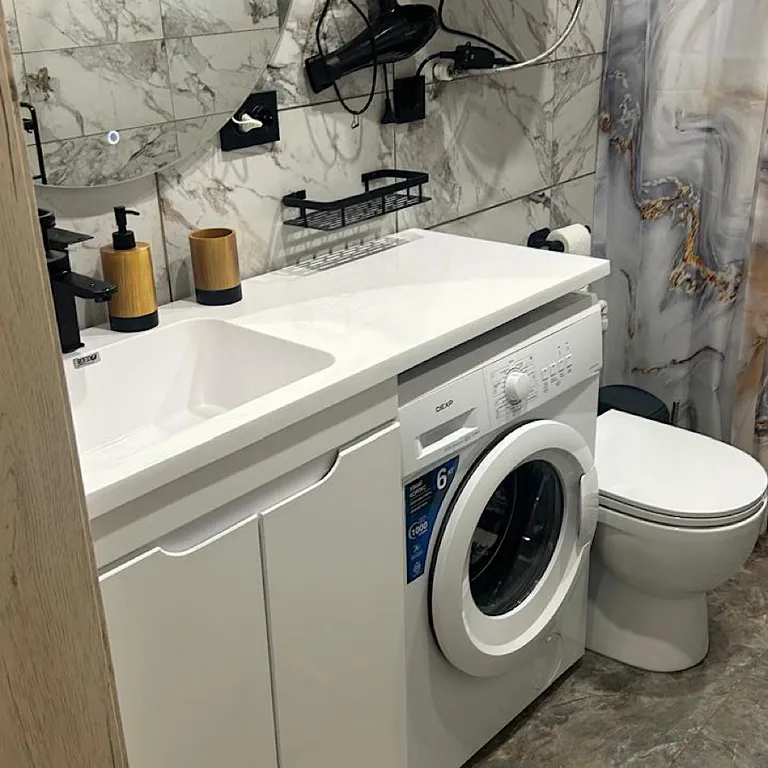 Средний дом в лесу, с видом на горы