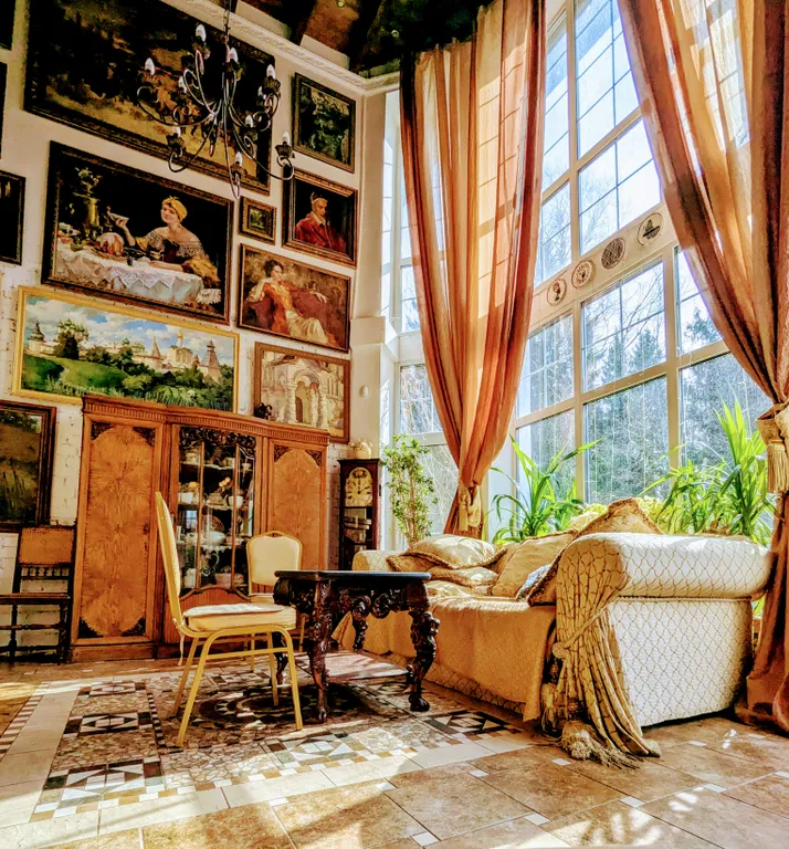 Большой красивый дом с камином в лесу