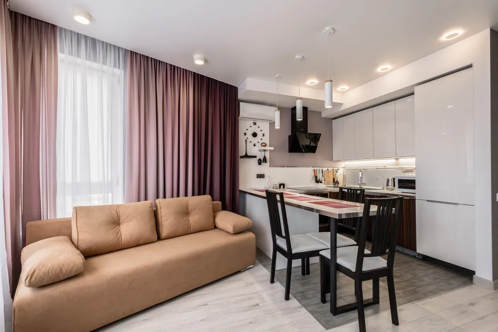 Элегантная квартира со стильной мебелью и уютной обстановкой