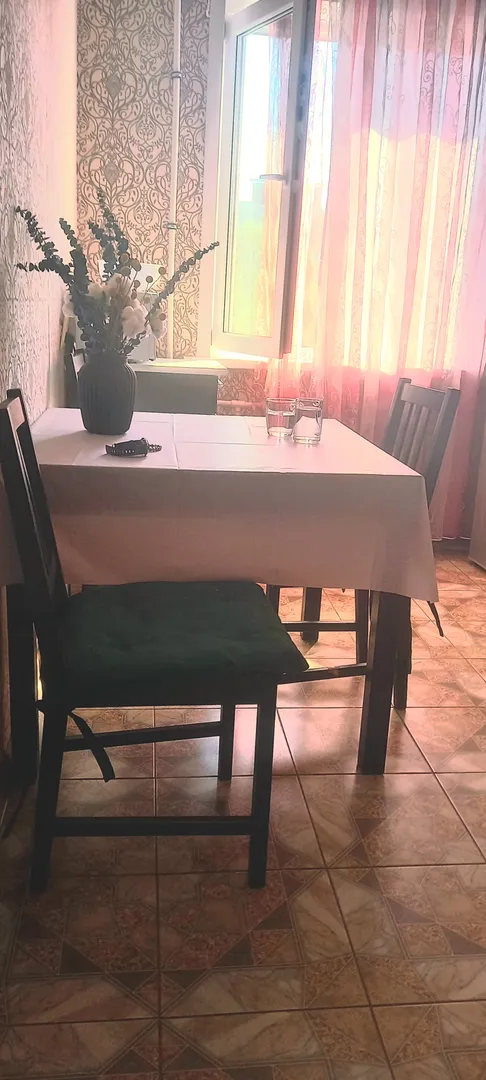 На кухне три стула