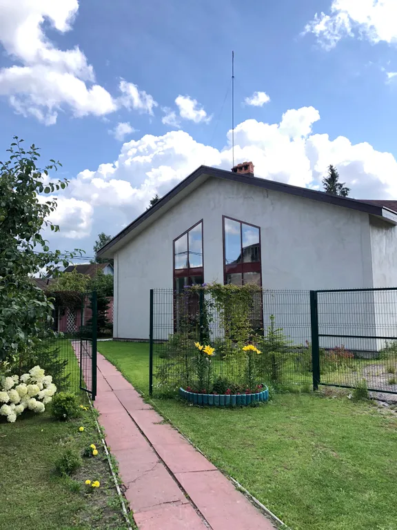 Стильный коттедж с панорамным остеклением у озера