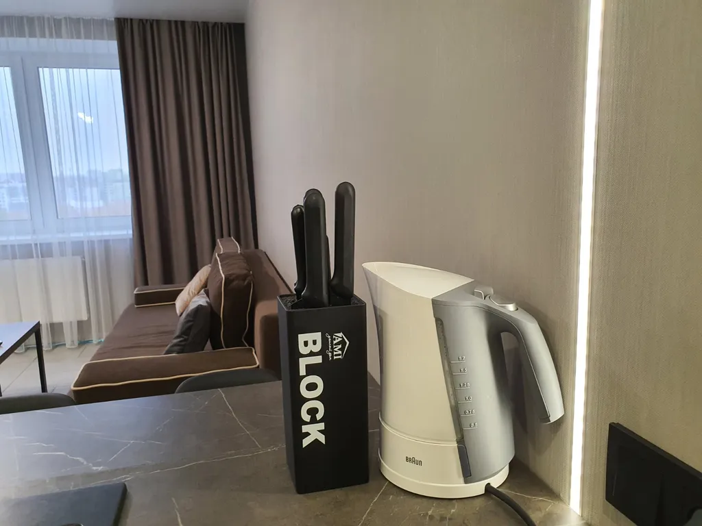 Новая квартира с гостиной и изолированной спальней в центре