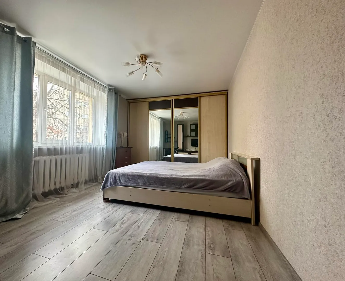 Комната 30 квадратных метров на полу лежит ламинат