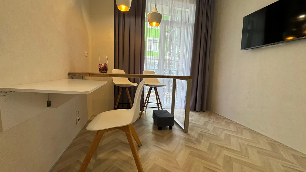 Евротрехкомнатный апартамент с балконом на первой линии