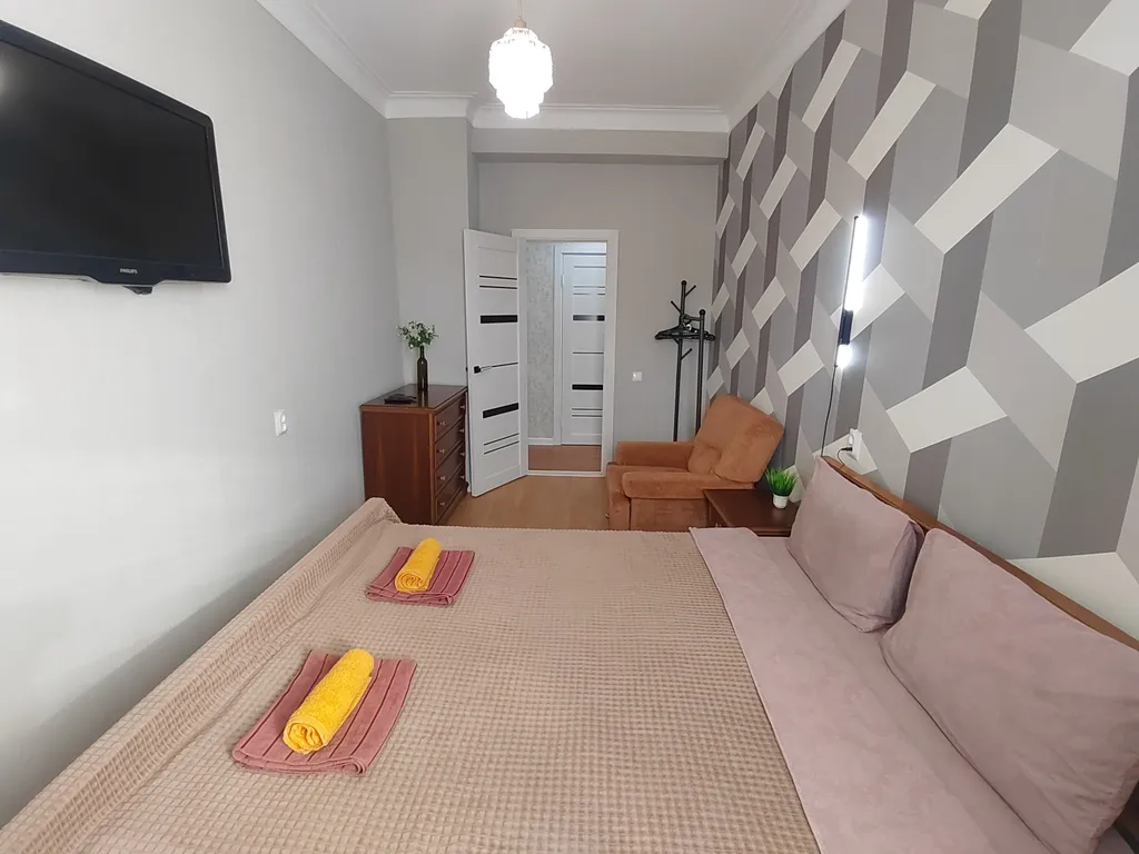 Трёхкомнатная квартира с раздельными комнатами, балконом в центре