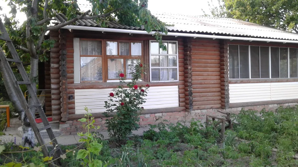 Уютный просторный дом с верандой в тихом месте