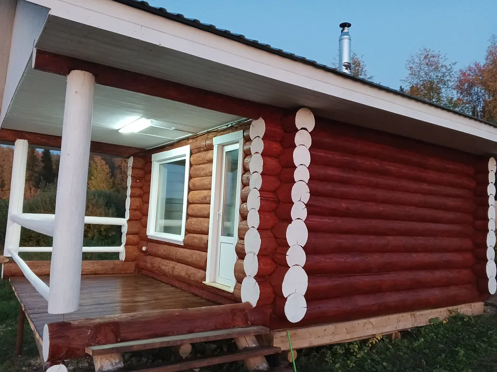 Новый дом в стиле барн Хаус на берегу реки