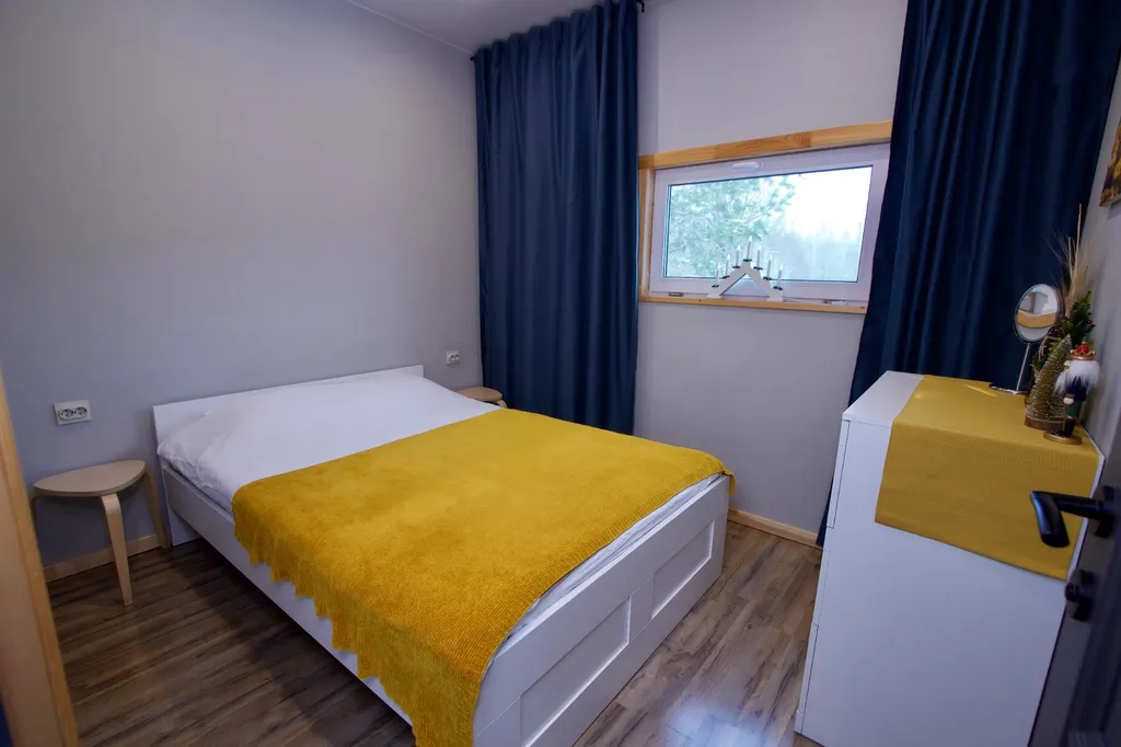 Домик в диком лесу на берегу реки