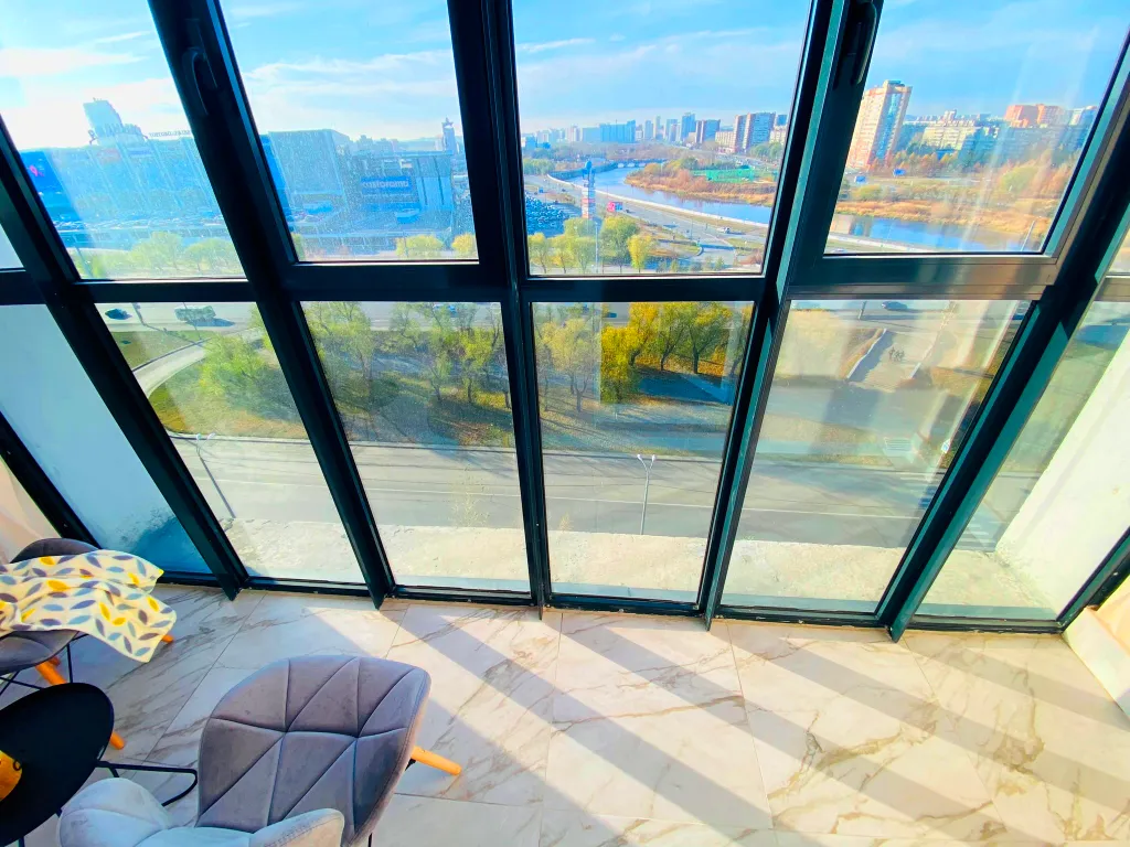 Студия с потрясающей панорамой набережной у ТРК Родник