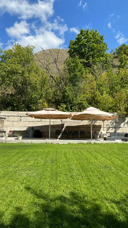 Уютный дом на берегу реки Волга