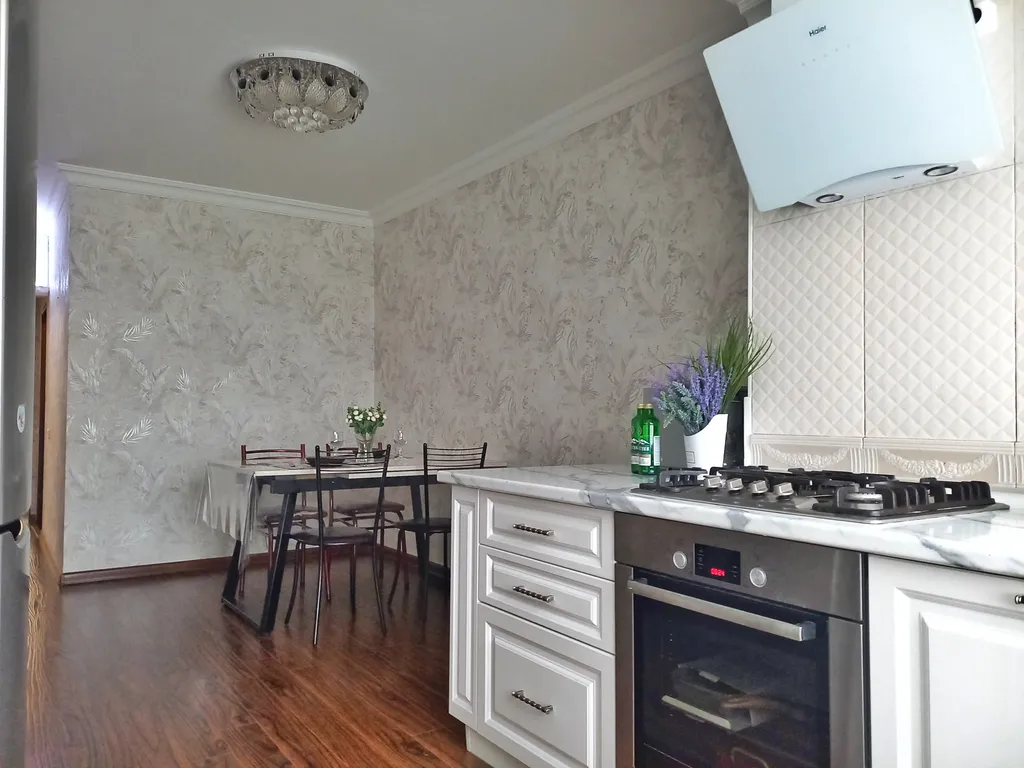 Апартамент напротив парка Победы, с отдельным двором, гараж