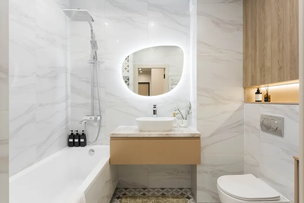 Современная трешка с видом на озеро и каминным залом