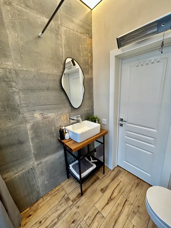 Дом с чаном на берегу реки