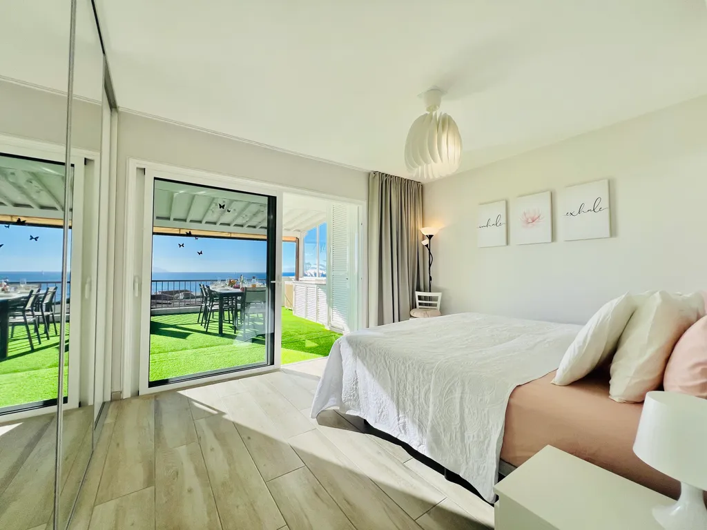 PaulMarie Superior Ocean Lounge