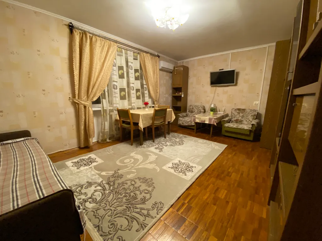 Двухкомнатная квартира с большой лоджией в центре Феодосии