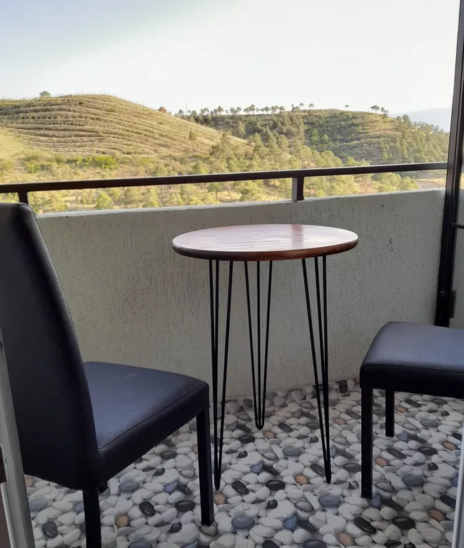 Уютная квартира у моря с видом с балкона на достопримечательности, ели и город