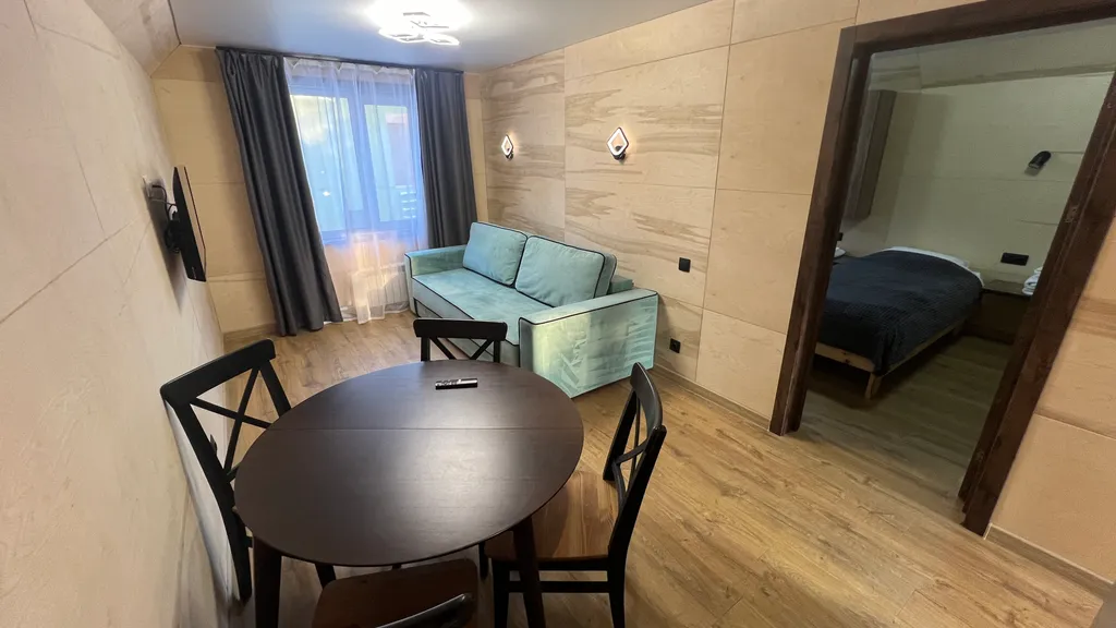 Дом вблизи подножья горы