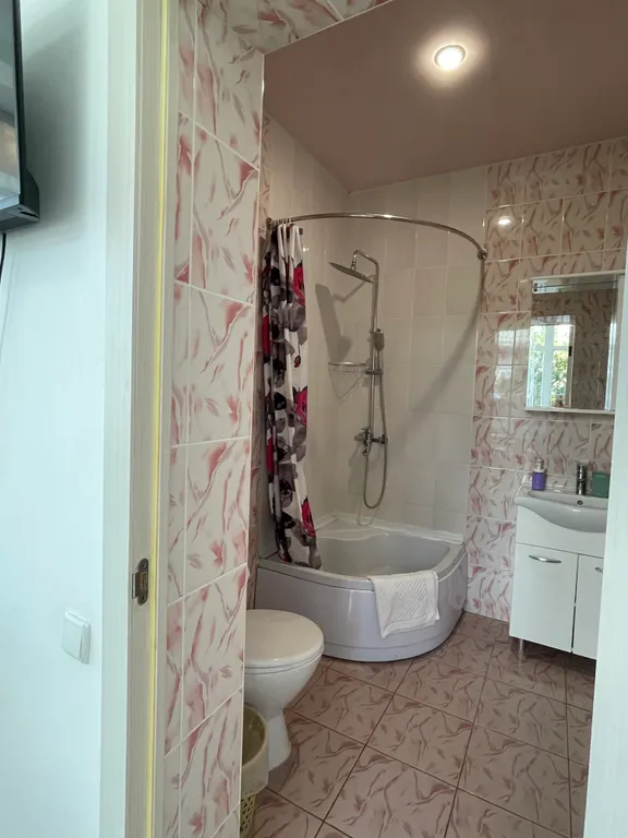 Четырёхместный номер  люкс с балконом с видом на город и горы