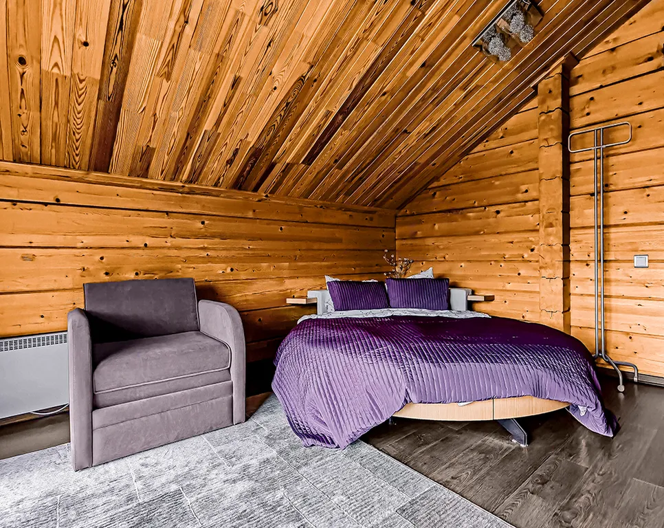 Коттедж с бассейном на берегу озера Порт Жемчужный