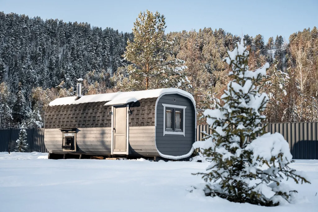 Уютный дом около реки Мана с баней