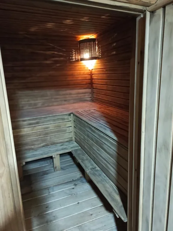 Домик в деревне на берегу реки