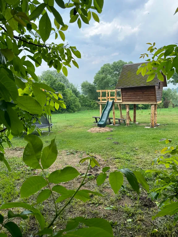 Тихое и комфортное место на берегу реки Лесная