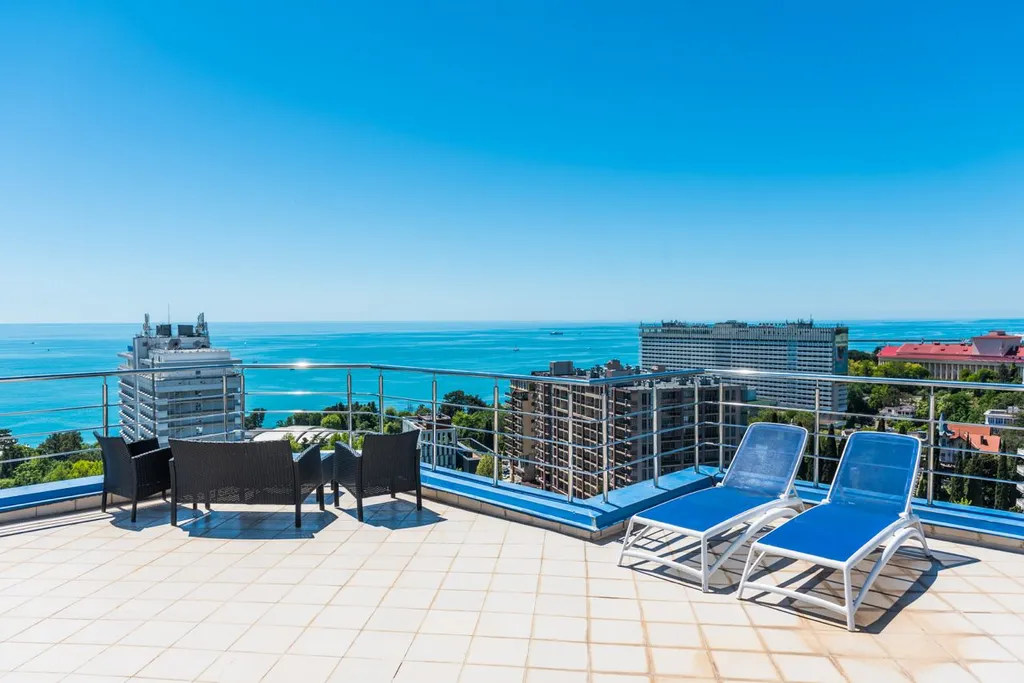 Пентхаус с бассейном и видом на море