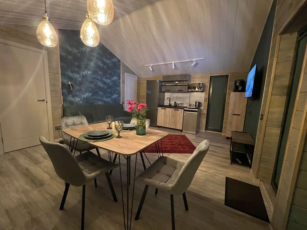 Дом 6 в лесу у реки