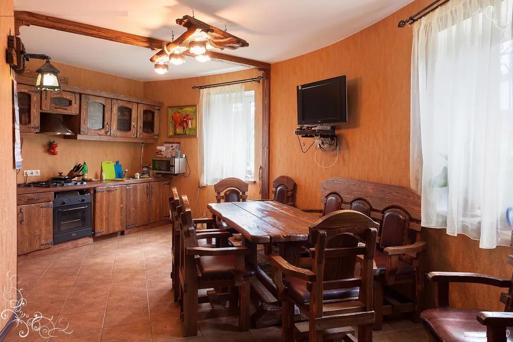 Шикарный коттедж с уютным средневековым интерьером