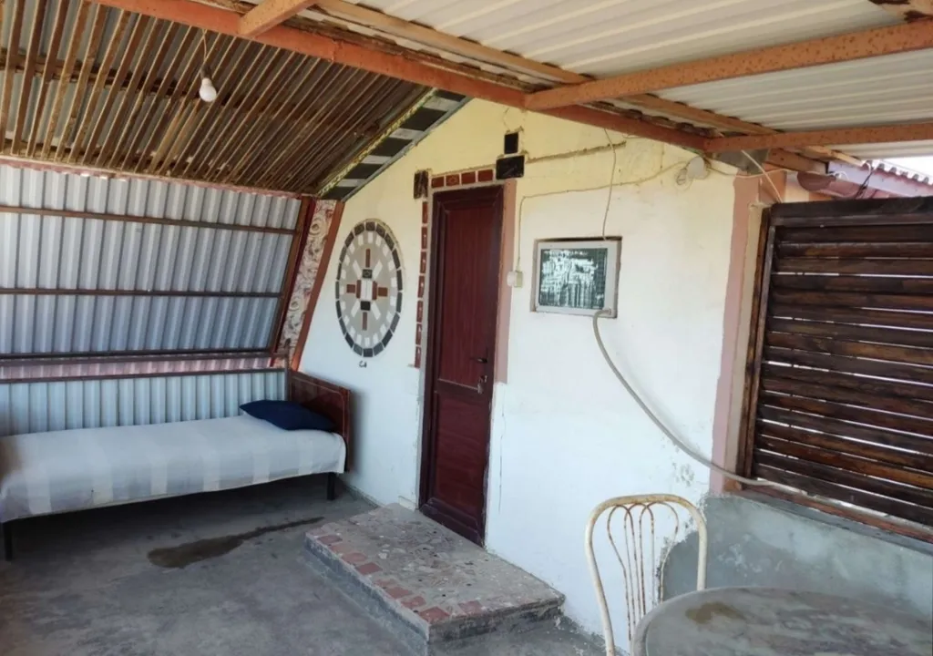 Двухэтажная дача с бассейном