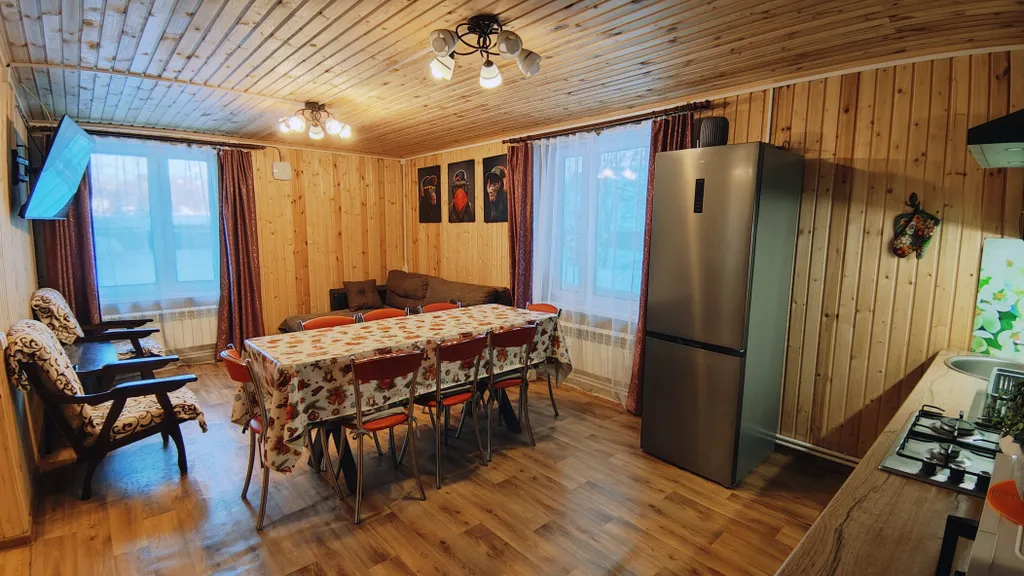 Коттедж Коттедж с баней, чаном и детской площадкой с батутом у озера, в бору — Ланино