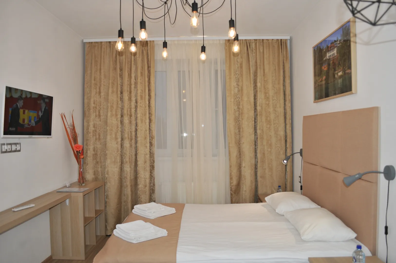Большая двуспальная кровать, наборы полотенец для каждого гостя, одноразовые тапочки, LCD TV, Wi-Fi и проводной Интернет