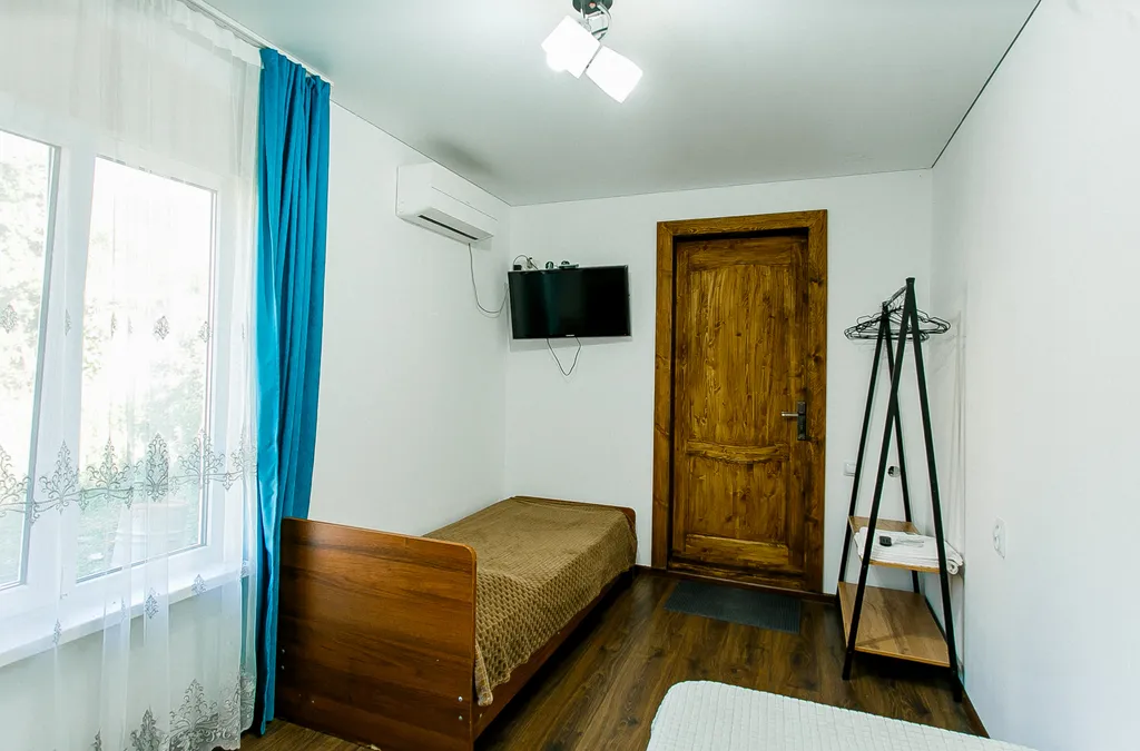 Стандартный 2-3х местный номер с удобствами, на первом этаже