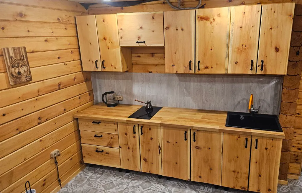 Новый кедровый дом в горах на берегу реки в тихом красивом месте