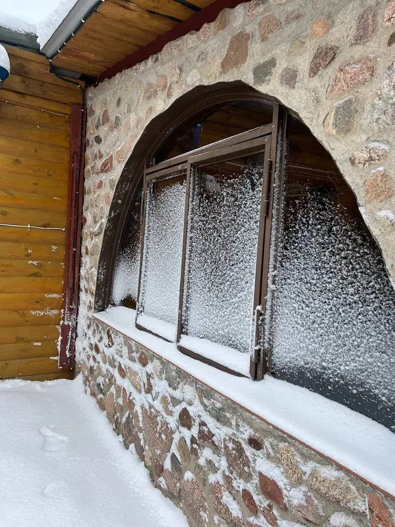 Уютный домик с баней, камином и террасой возле пруда