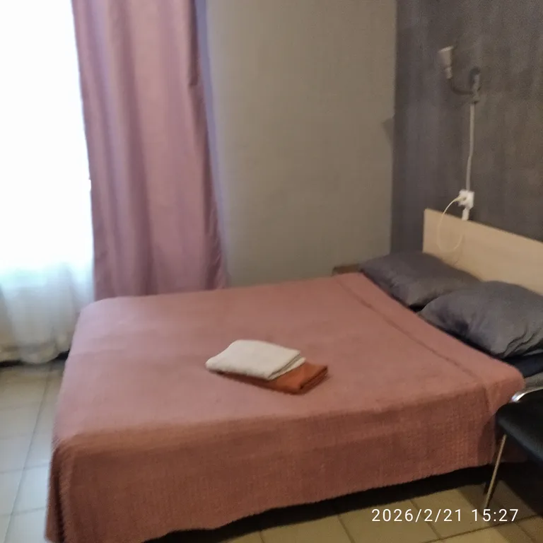 Отдельная комната со своей душевой и санузлом рядом с комнатой.