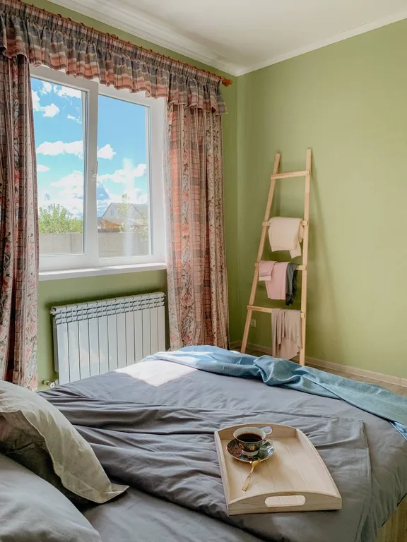 Уютный домик на берегу реки