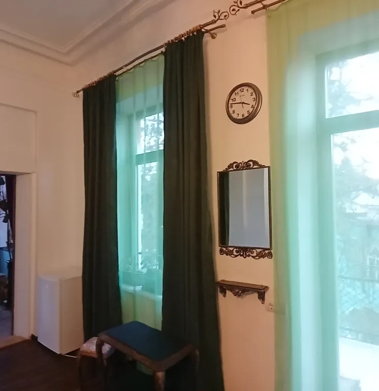 Двушка в старинном особняке у самого парка с двумя балконами
