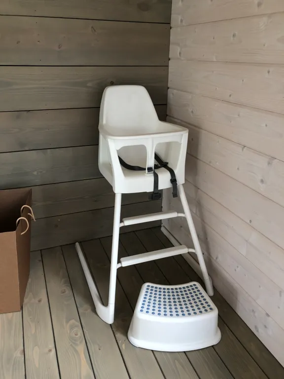 Атмосферный дом с камином около леса