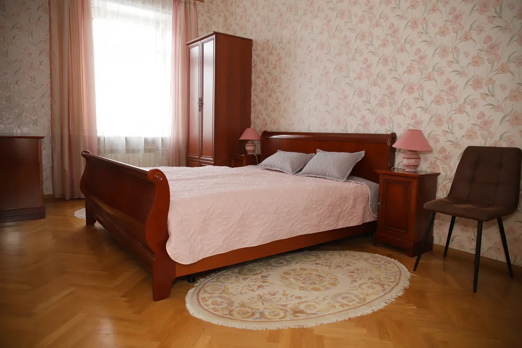 Комфортная большая квартира у метро с видом на парк Победы