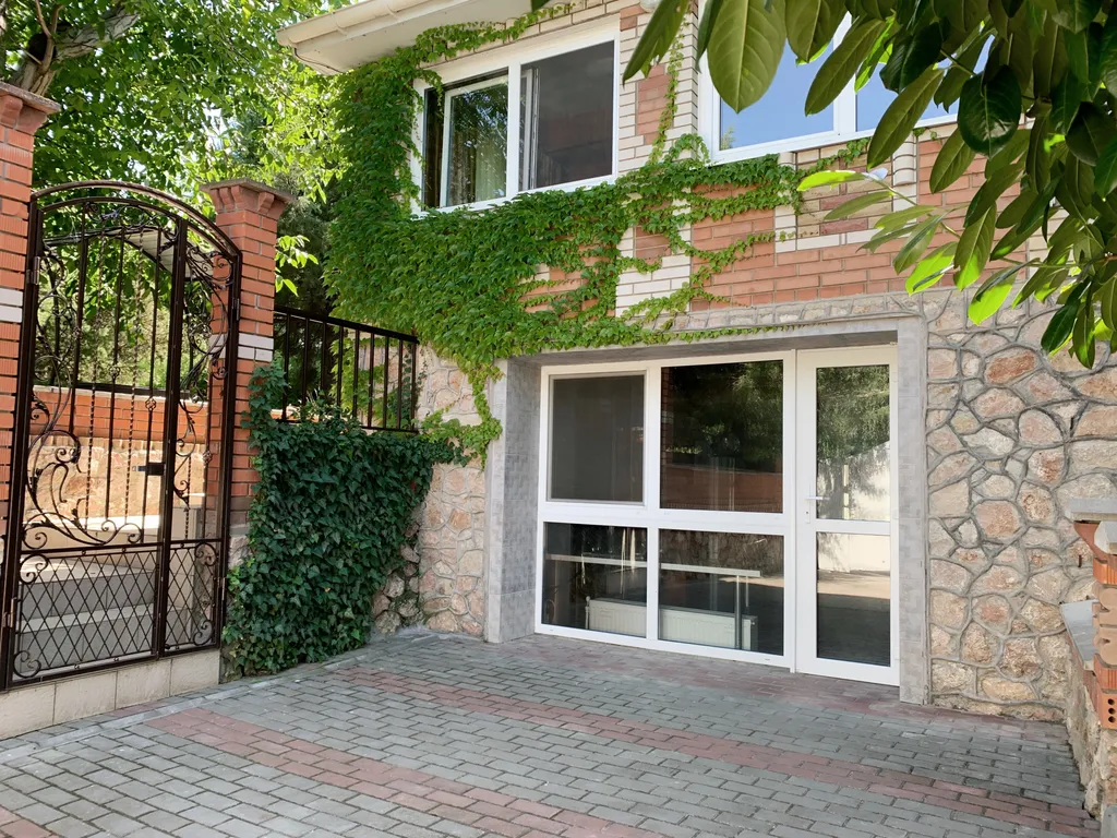 Коттедж Добротный кирпичный дом со своим двором в усадьбе Можжевеловый дворик — Айвовое