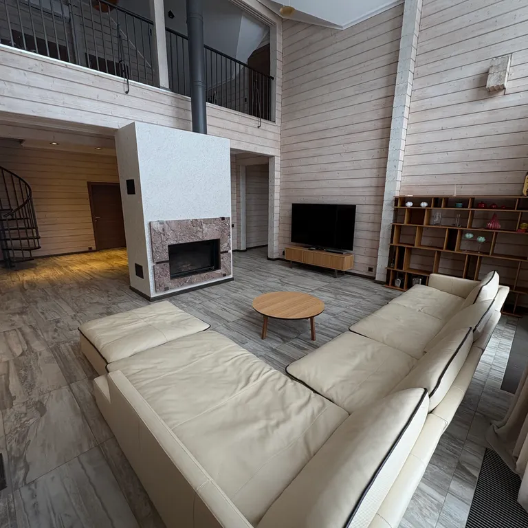 Современный коттедж на берегу озера Лавиярви