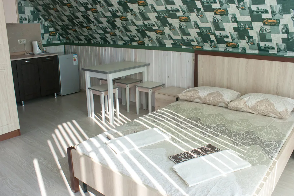 Номер кухонным уголком, просторной террасой и видом на море