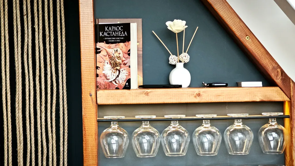 Треугольный дом Lis-A-dom с видом на реку