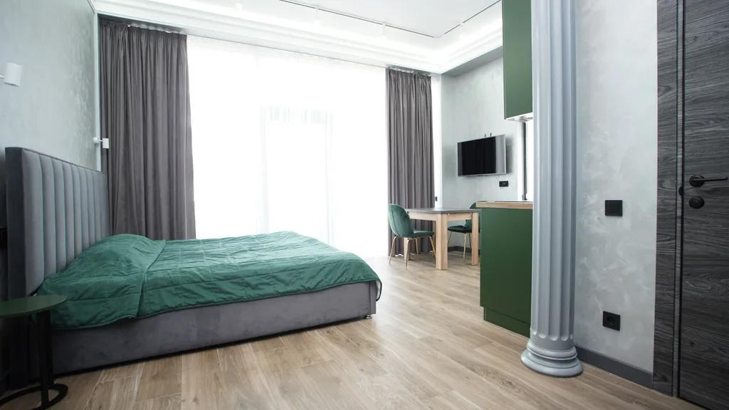 Панорамный апартамент с балконом, центр, лучшая локация