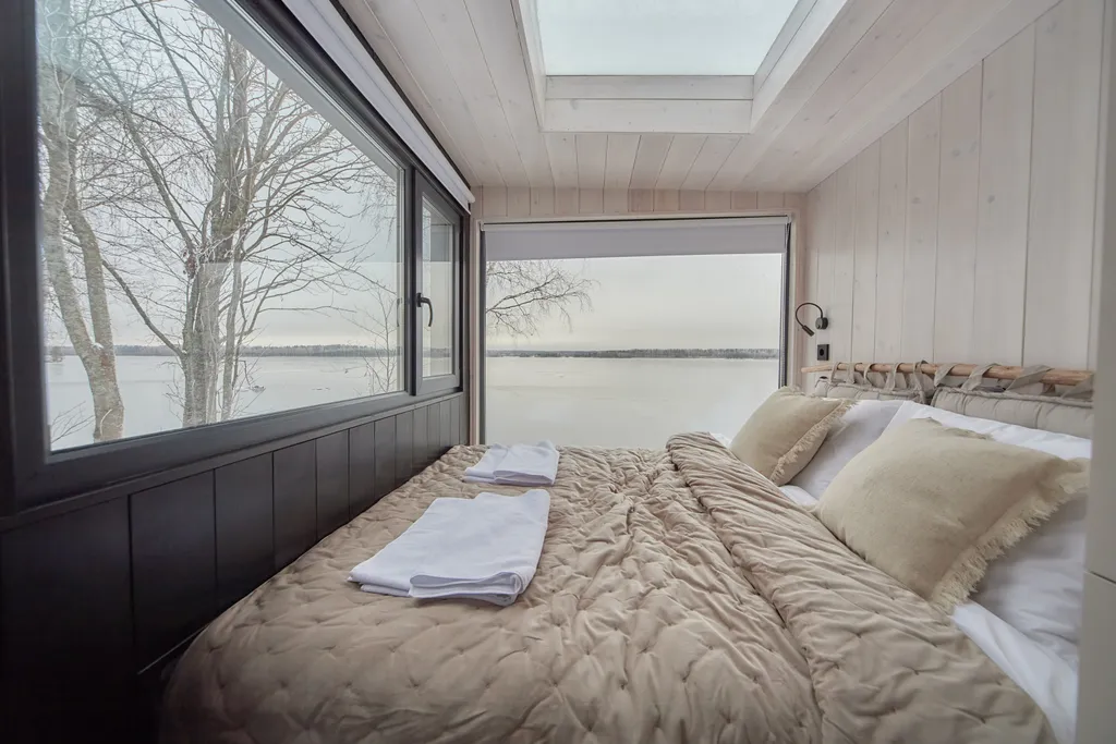 Домик на 2 с окном в потолке прямо на берегу