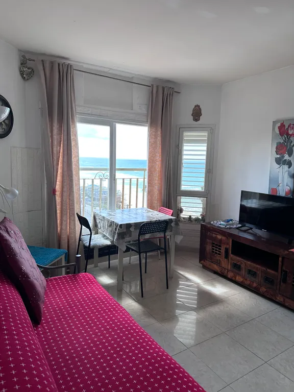 Красивая 2 комнатная квартира на первой линии моря с панорамным видом